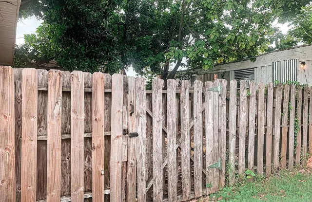 Cozy 2/1 remodeled Bradenton home with privacy fence Gallery 4