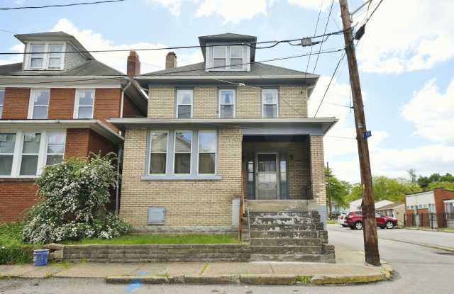 Charming 3-bedroom, 1-bathroom house located in Mckeesport photos photos