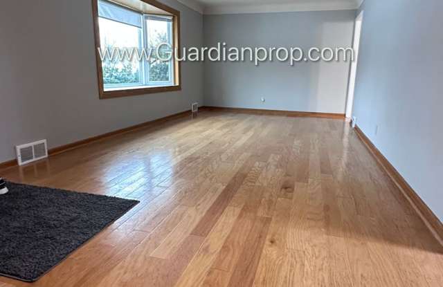 Richfield Single Family Home, Fenced Yard, 2 Car Garage, Dishwasher Gallery 3