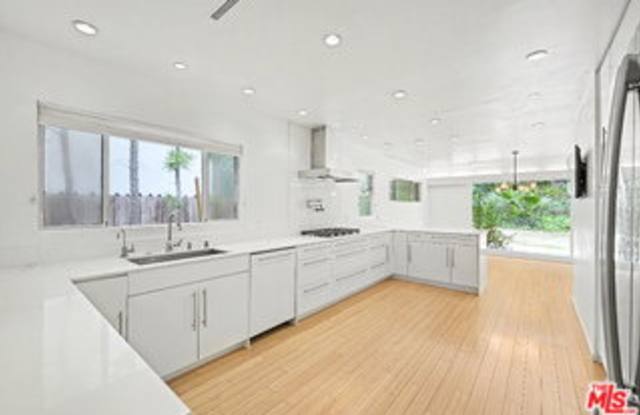 9512 Duxbury Lane Gallery 2