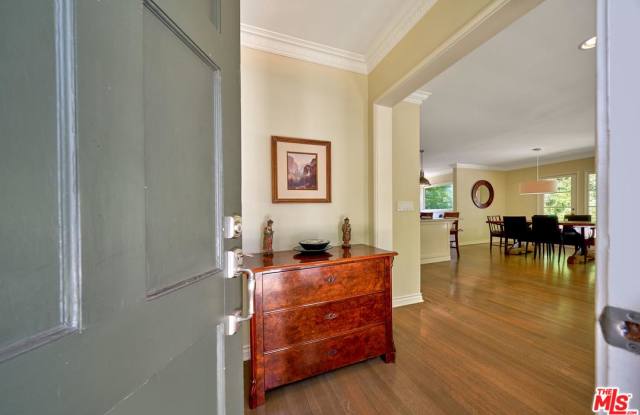 8871 ST IVES Drive Gallery 3