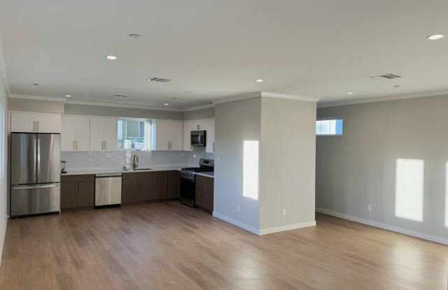 New building, 3 story townhouse, 2+2.5, gated, 2 balconies, great natural light, Secure parking Gallery 2