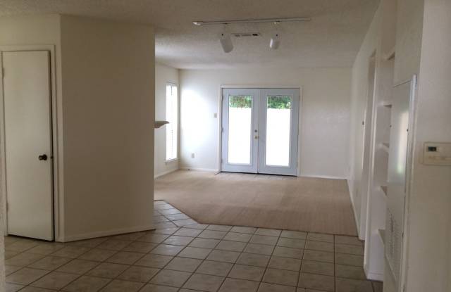 4205 Lake Shore Villa Dr.  Lake Shore Villa Apts Gallery 2