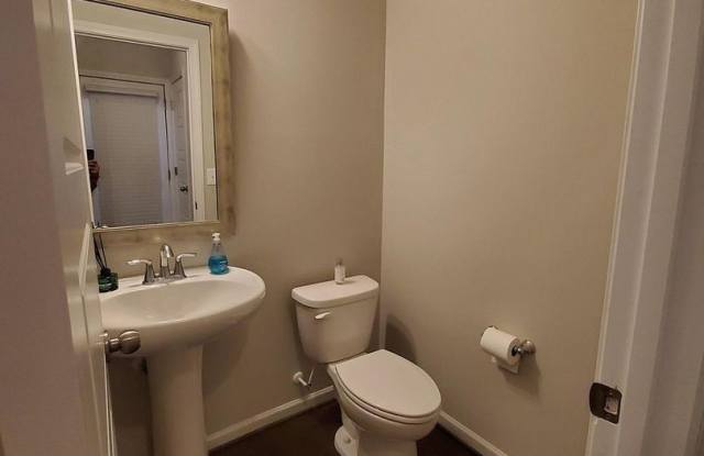 Room in 3 Bedroom Townhome at Metropolitan Dr Gallery 3