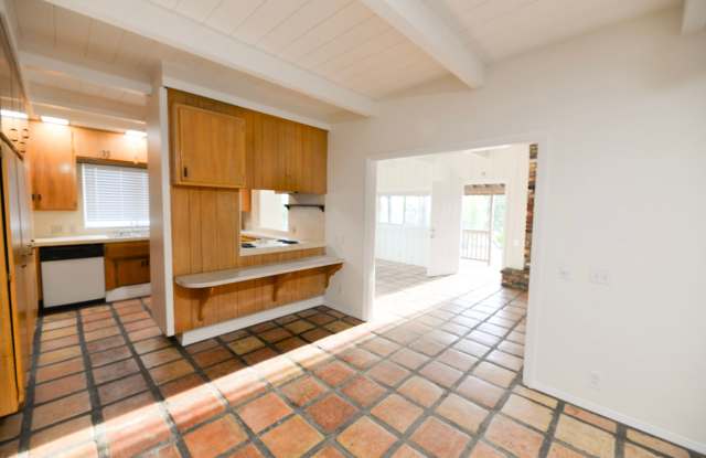 Charming Single Level 3 Bedroom 2 Bath Home perched on hill! Gallery 3