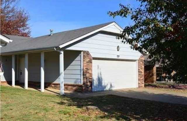 905 W Linden St - 905 West Linden Street, Rogers, AR 72756