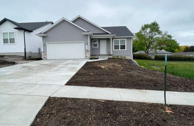 Brand new 3 bedroom, 3 bathroom house! - 3330 Lincolnshire Road, Waterloo, IA 50701