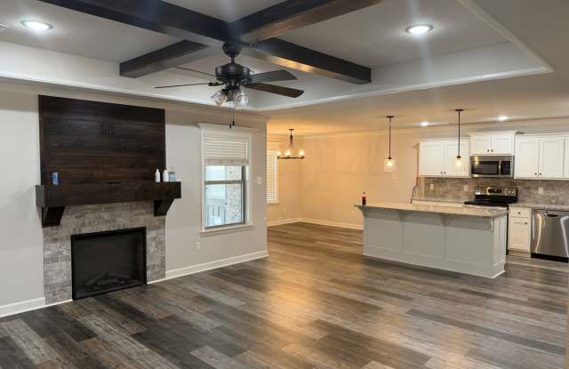Beautifully maintained 3-Bed, 2-Bath Home with Fenced-in Backyard and Covered Patio Gallery 3