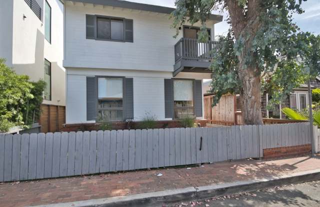 Remodeled 4-Bedroom + Loft Beach House with Ocean Views - North Manhattan Beach Sand Section Gallery 1