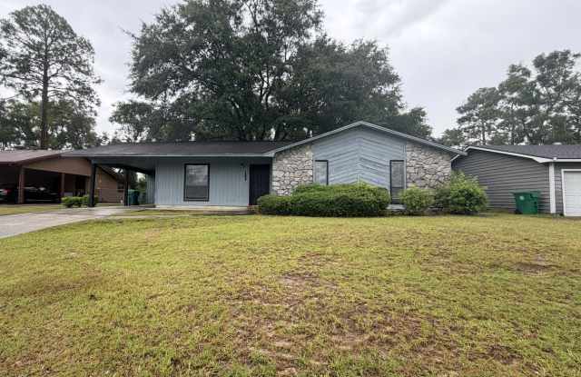 Beautiful 3BD/2B Home with Spacious Outdoor Living Gallery 1