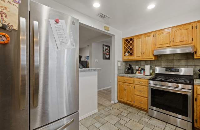 3-Bedroom, 2-Bath Home with Spacious Backyard Gallery 4