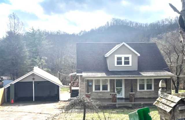 Five Bedroom Three Bath Home in Cross Lanes minutes from I-64 For Quick Access to Charleston and/or Teays Valley photos photos