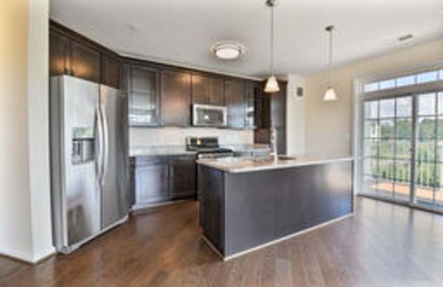 Spacious and Modern 2BR/2BA Condo in Norbeck Crossing Gallery 4