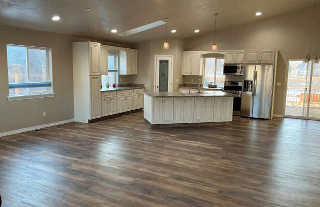 357 6410 Court Gallery 3