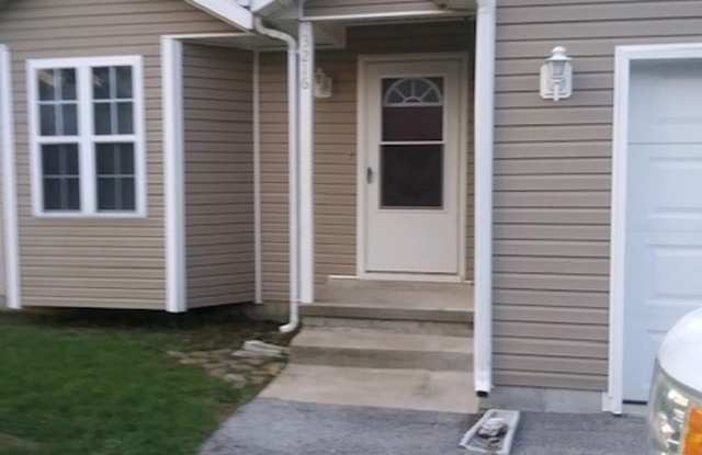 3 Bedroom, 2 bath duplex. Gallery 1
