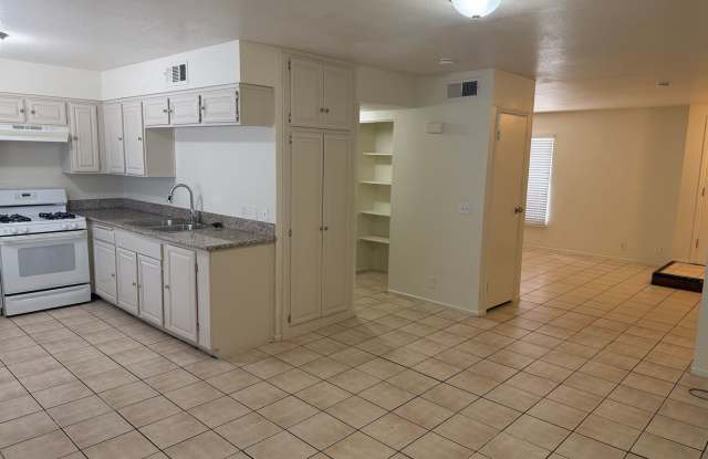 4 Bedroom 1.5 Bathroom Cheyenne & Civic Center Gallery 4