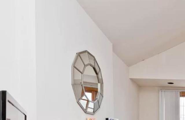 915 North Paulina Street Gallery 4