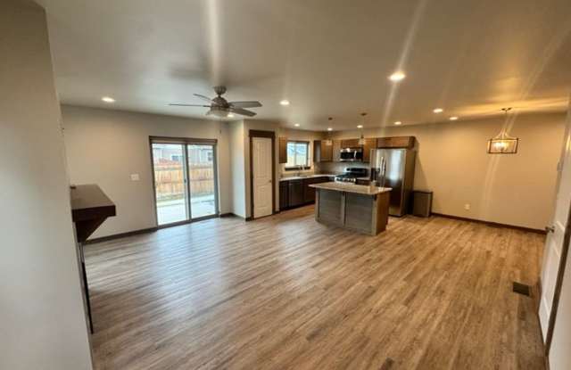 Beautiful 3 Bed, 2.5 Bath Large Townhome Gallery 1