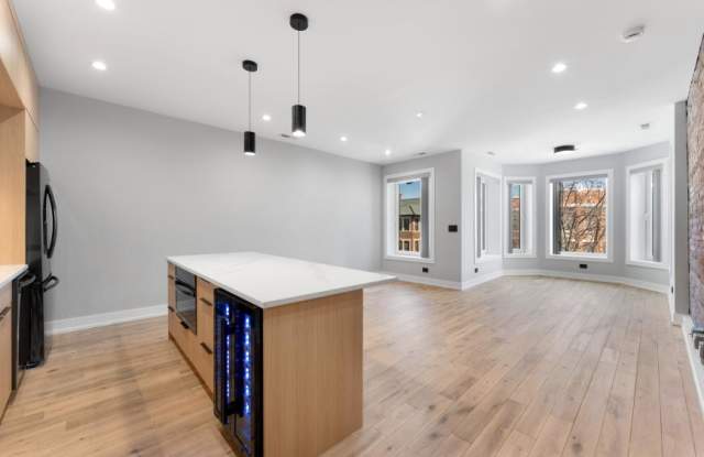 7726 North Eastlake Ter. Gallery 4