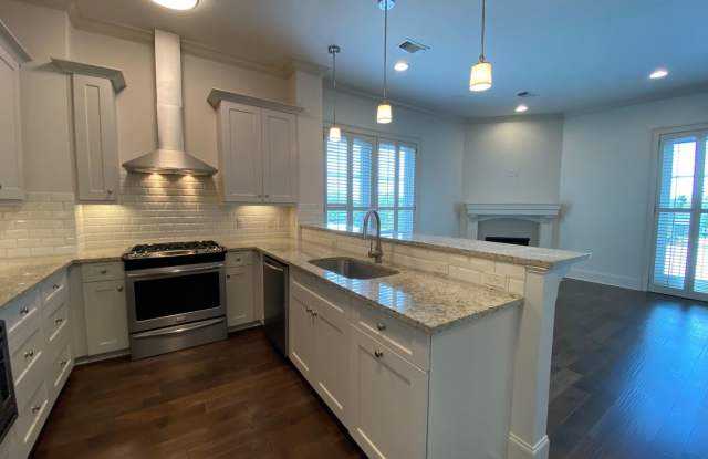 Beautiful 2 Bedroom Condo With Courtyard View photos photos