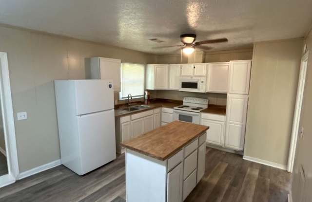 3 Bed 2 Bath Brick Home Gallery 1