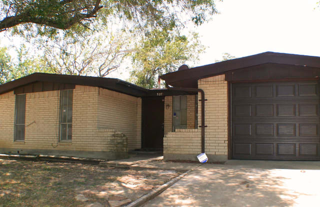 537 Henderson Cir - 537 Henderson Circle, Garland, TX 75040