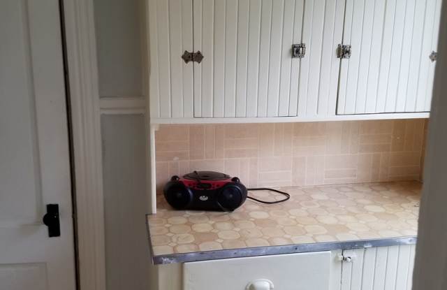 3 bed 1 bath house with large deck, butlers pantry photos photos