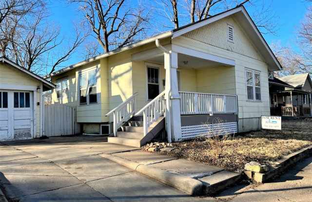 SINGLE FAMILY HOME W/LARGE FENCED YARD! - 1311 Houston Street, Manhattan, KS 66502