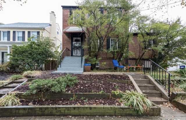 1927 Quincy St Ne Gallery 2
