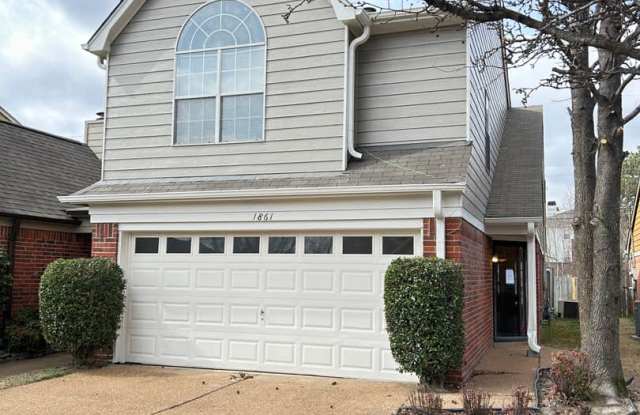 3BD/2.5BA Townhome with fully fenced back yard! Newer Paint! Newer Flooring! photos photos