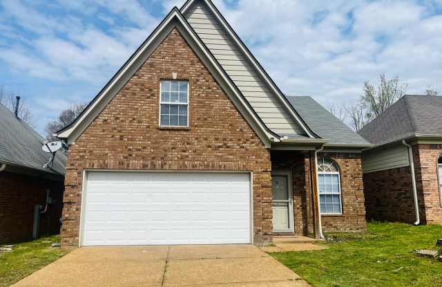 3BR/2.5BA  near Shelby Farms.  No CARPET! Small pets allowed. Gallery 3
