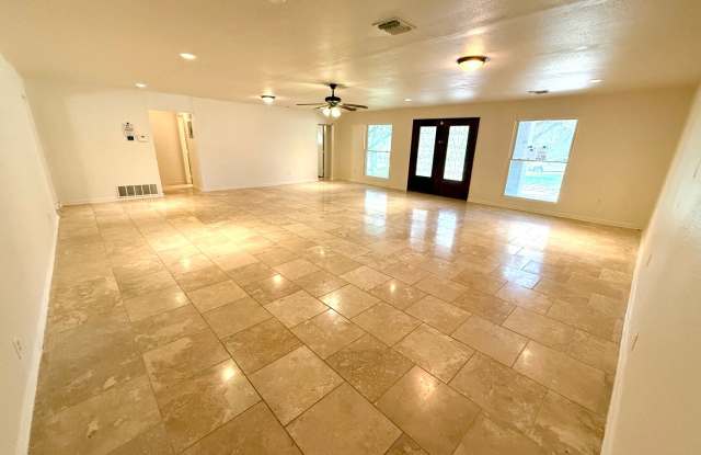 *MOVE IN SPECIAL* 4 Beds + 4.5 Baths | Hollywood Park | Outdoor Kitchen + 2-Car Garage! Gallery 4