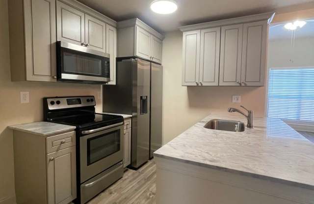 2 bedroom, 2 bathroom, covered parking, Fireplace, Pool - 208 Long Plantation Boulevard, Lafayette, LA 70508