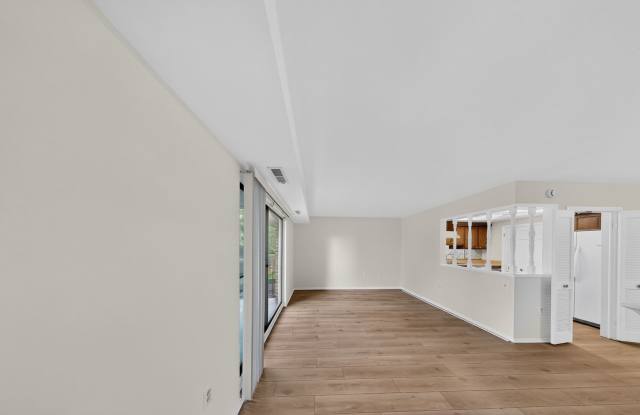 BEAUTIFUL RENOVATION! Spacious and Bright 2Bedroom/2Bath + Den - Corner Unit! Gallery 4