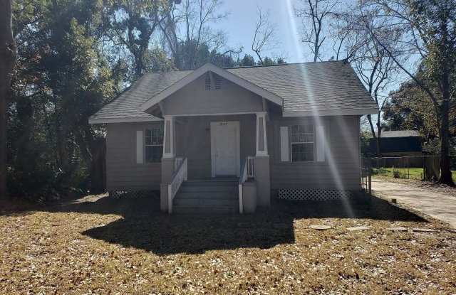5 Bedroom and 2 Bathroom in Mobile - 1807 Jones Avenue, Mobile, AL 36617