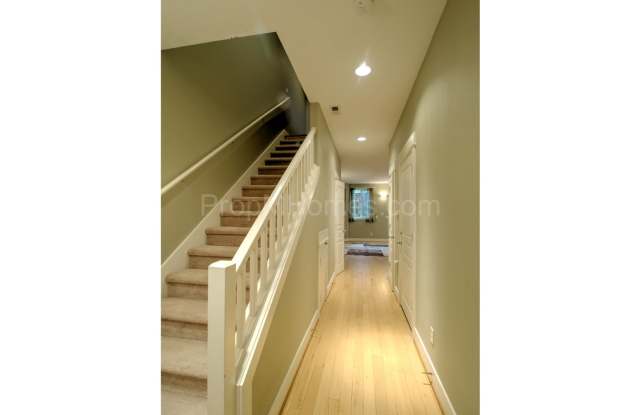 Spacious 3-Bedroom Townhome in Beaverton’s Murray Grove! Gallery 3