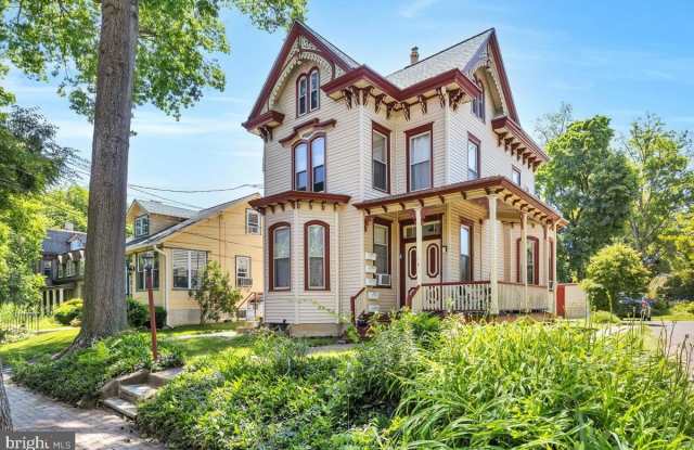 16 LINCOLN Avenue unit: 3 photos photos