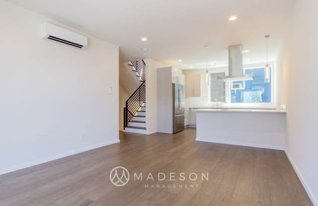 Modern Green Lake Townhome | Rooftop Deck | 3BR + Office Gallery 3