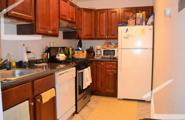 Great 2-bed with Pool!  Ht + HW Incl., 2 Parking Spots Included.  Cat Friendly Gallery 3