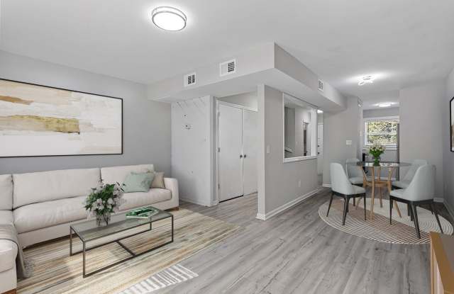 Beautiful 2 Bedroom 1.5 Bath Townhome Gallery 3