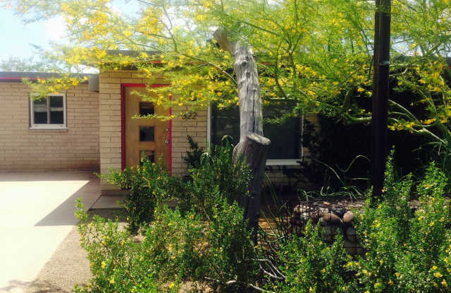 Adorable 2 bed + office/1 bath House with big, lush yard. photos photos