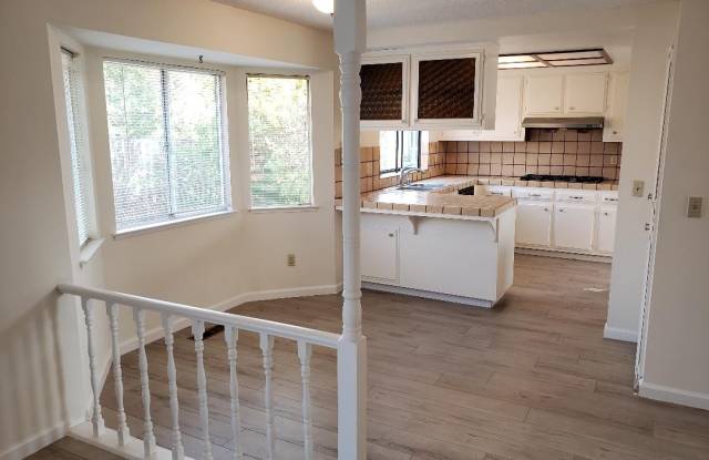 4 Bed 3 Bath Sinlge Family Home In Concord (Garaventa Estates) Gallery 4