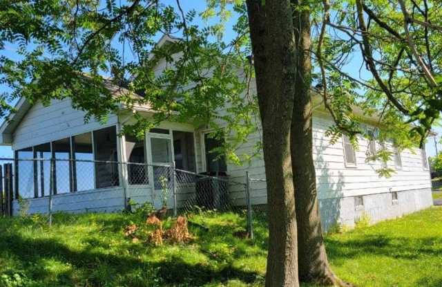 Location location location!!!!  Great Location 3 bedroom ranch in St. Charles Gallery 3