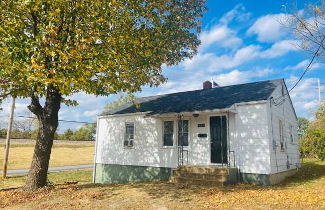 Fall 2024 remodel! Brand new cabinets, countertops, vanity etc! - 505 East 14th Street, Rolla, MO 65401