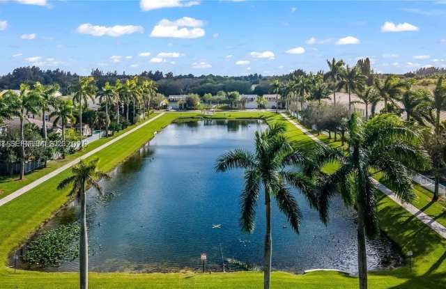 6841 Lakeside Cir N Gallery 2