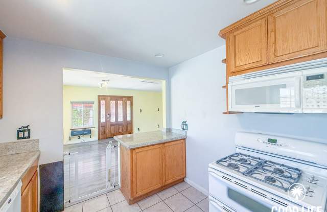 Cozy 2BD/2BA Home in Ramona with Front Patio, Included Landscaping & A/C photos photos