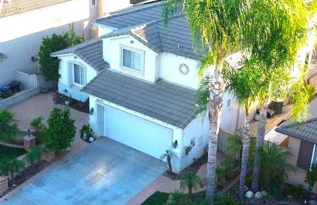 Beautiful House - Close to Everywhere with Mountain Views Gallery 3