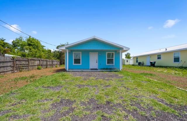 3109 E 2nd Plz - 3109 East 2nd Plaza, Springfield, FL 32401