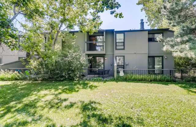 2 BED/1.5 BATH Townhome in South Boulder! Available May 3rd! photos photos