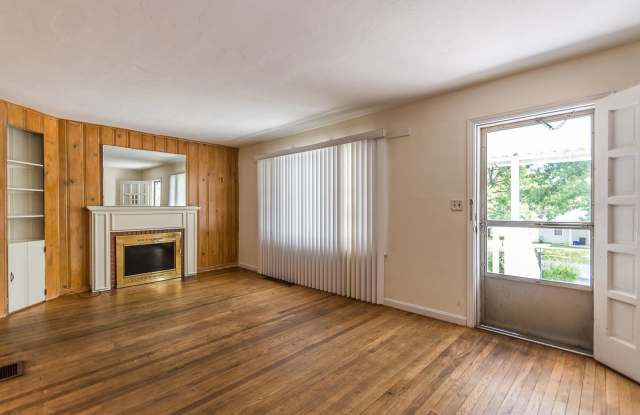 **August 2027** Spacious Home with Garage & Large Backyard!! 3 Bed, 2 Bath!! Gallery 3